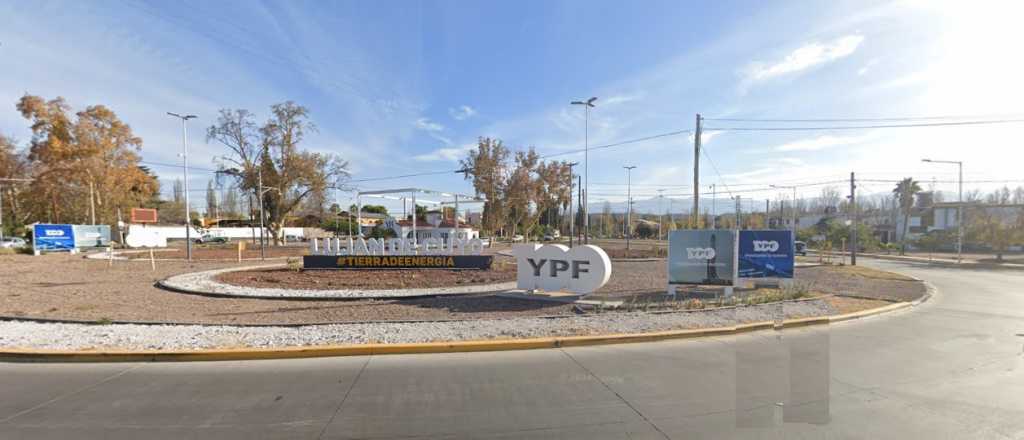 Un borracho choc&oacute; contra el cartel de Luj&aacute;n en la Rotonda de calle Paso