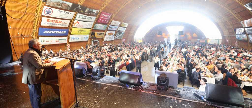 Cornejo en la Fiesta de la Ganader&iacute;a prometi&oacute; ampliar la matriz productiva