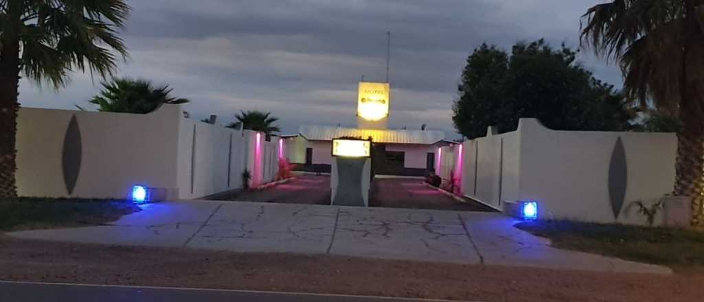 Cinco ladrones armados asaltaron a los clientes en un "telo" de Jun&iacute;n