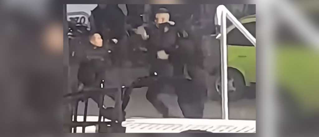 Video: tres polic&iacute;as terminaron a las pi&ntilde;as por un esc&aacute;ndalo amoroso