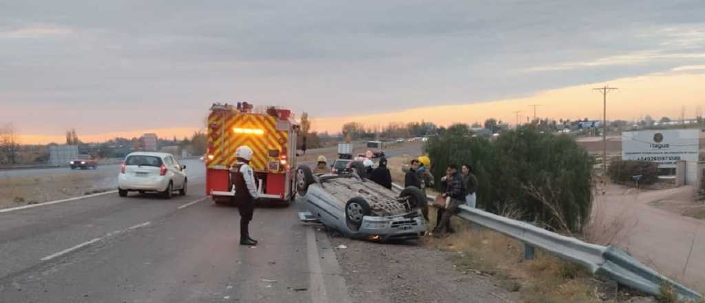 Perdi&oacute; el control de su auto y volc&oacute; sobre el Acceso Este 
