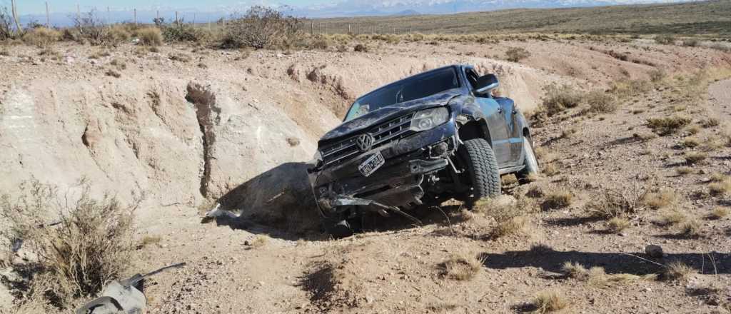 Impresionante vuelco de una Amarok en San Rafael dej&oacute; tres personas heridas
