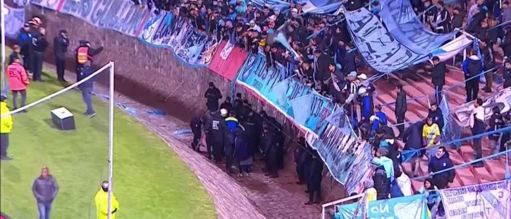 Un hincha de Temperley cay&oacute; a la fosa del Malvinas y est&aacute; en terapia 