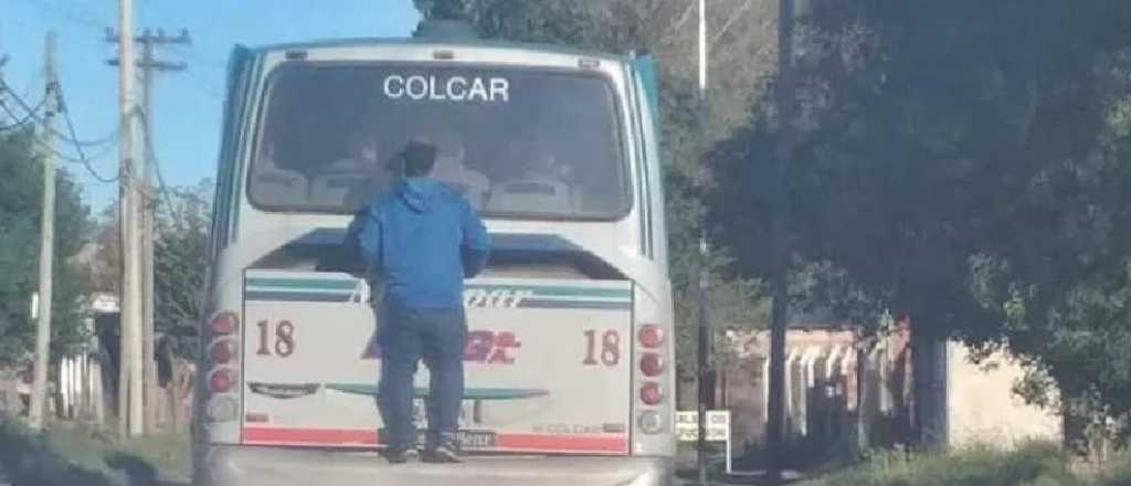 Grabaron a tres j&oacute;venes colgados de un micro en Mendoza