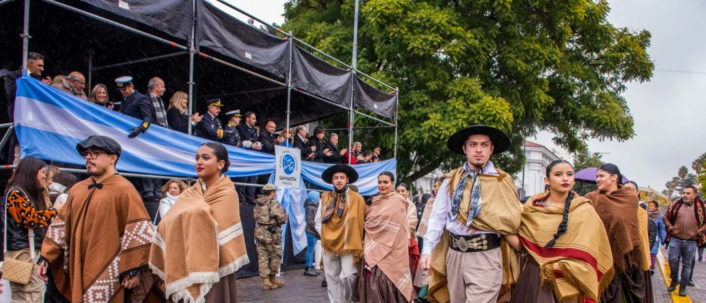 A pesar del fr&iacute;o y la llovizna, San Mart&iacute;n tuvo su desfile patrio