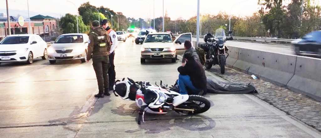 Un motociclista choc&oacute; en la Costanera y se fractur&oacute; una pierna