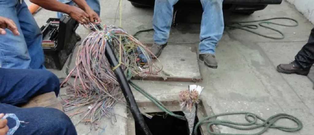 Detuvieron a tres personas robando cables en Guaymallén