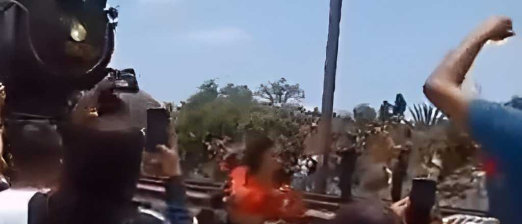 Video: muri&oacute; una joven desnucada por un tren al sacarse una selfie