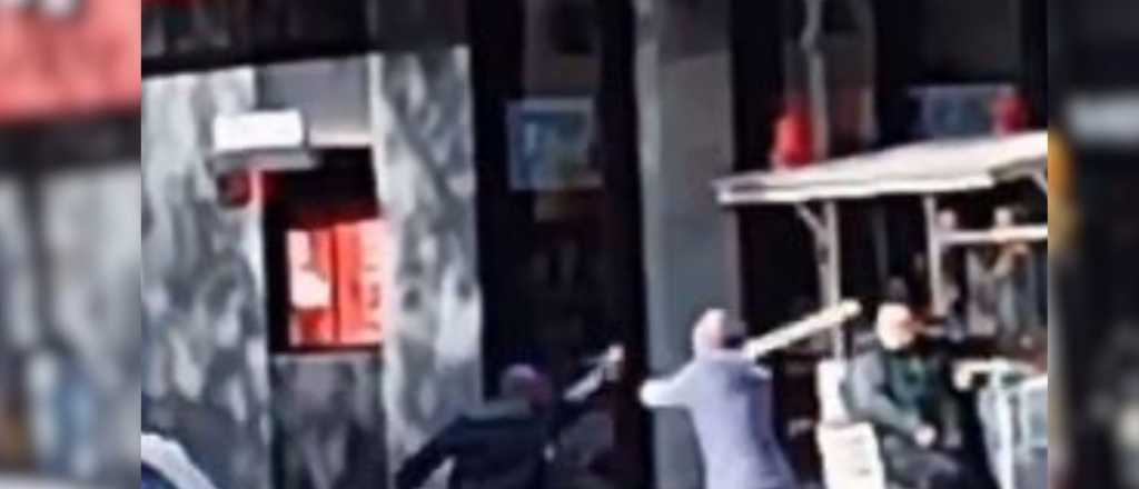 Video: dos hombres a las pi&ntilde;as en pleno centro mendocino