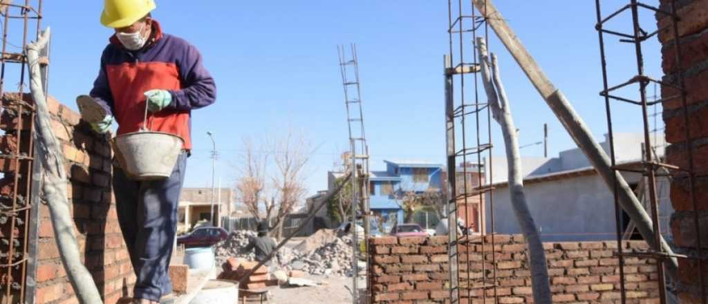 Denuncian a una constructora por entregar casas defectuosas en Luján