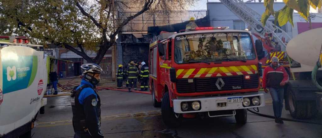 Se incendi&oacute; un dep&oacute;sito de Zapata Goma en la entrada a la Ciudad