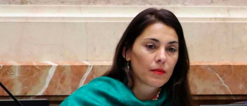 Denuncian por "d&aacute;divas" a senadora que votar&iacute;a a favor a cambio de una embajada