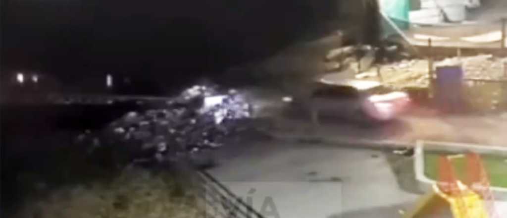 Video: discut&iacute;a con su pareja en el auto y cayeron a un r&iacute;o