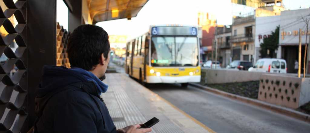Usar el celular y el transporte público, lo que más subió en Mendoza