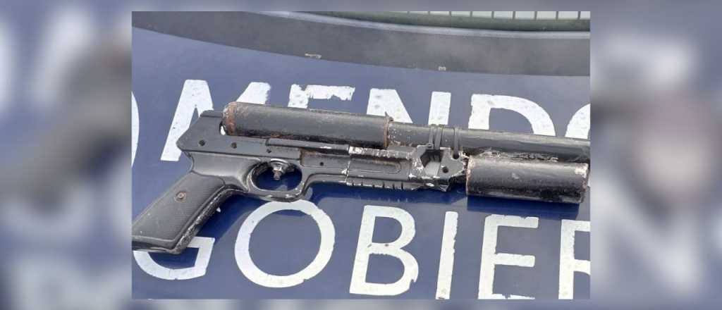 Detuvieron a dos menores con un arma tumbera en Guaymall&eacute;n