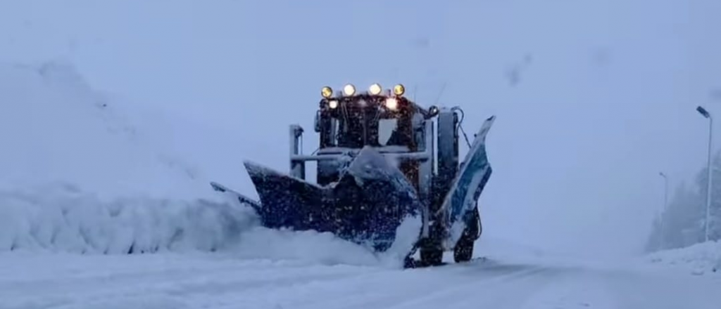 Video: Las Le&ntilde;as se cubri&oacute; de blanco tras una intensa nevada
