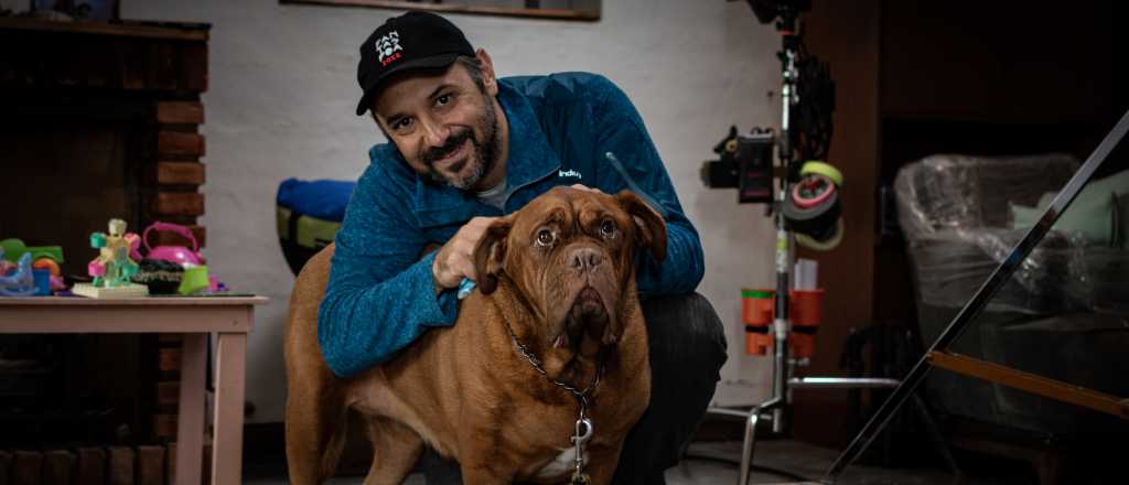 El director de "Cuando acecha la maldad": debut en Netflix y fen&oacute;meno viral