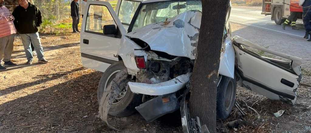 Una camioneta se estrelló contra un árbol en Lavalle: hay dos heridos