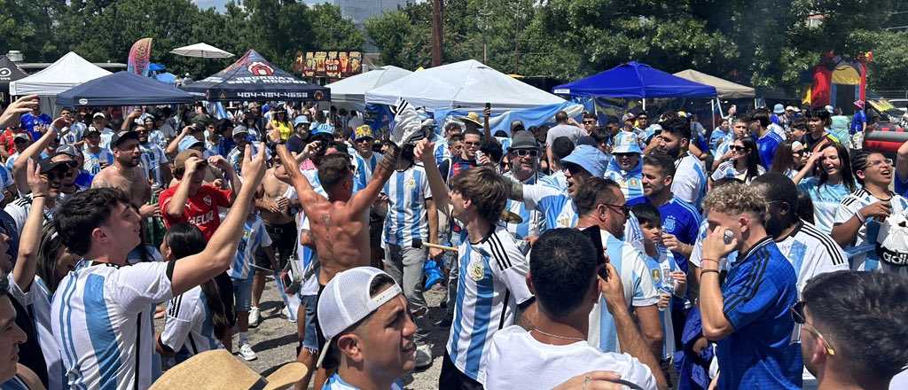 Videos: con choripanes, cumbia y c&aacute;nticos, los argentinos coparon Atlanta