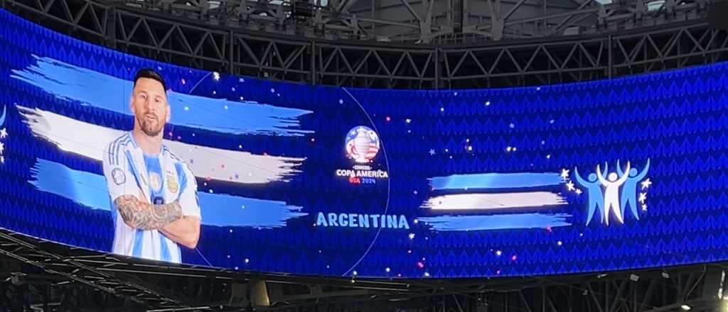 Video: la euforia del estadio cuando apareci&oacute; Messi en la pantalla