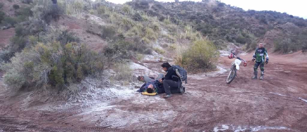 Un joven de 22 a&ntilde;os hac&iacute;a enduro y cay&oacute; 20 metros en Godoy Cruz