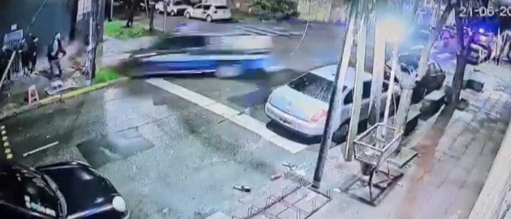 Video: un patrullero fuera de control atropell&oacute; y mat&oacute; a un joven