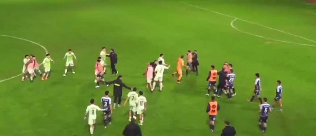 Videos: bestial pelea en el ascenso argentino con un fracturado y pi&ntilde;as