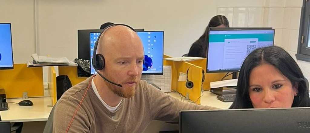 Un intendente arranc&oacute; la semana atendiendo el call center municipal