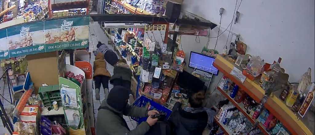 Video: a punta de pistola asaltaron un supermercado de San Mart&iacute;n