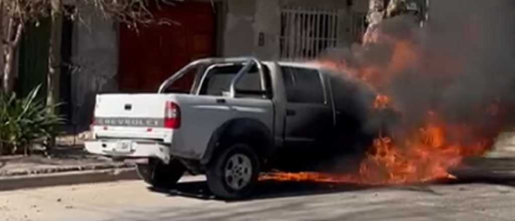 Videos: se incendi&oacute; una camioneta en Guaymall&eacute;n 
