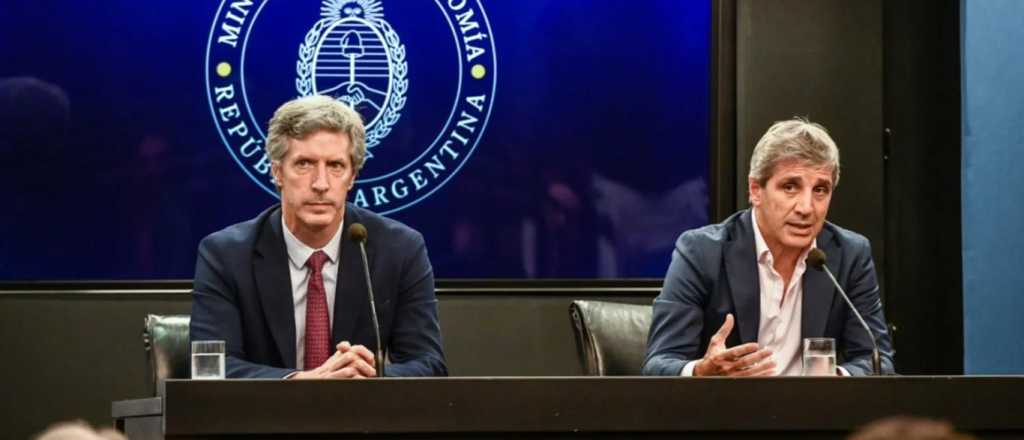 Sin vender reservas: cómo está calmando el dólar el Gobierno