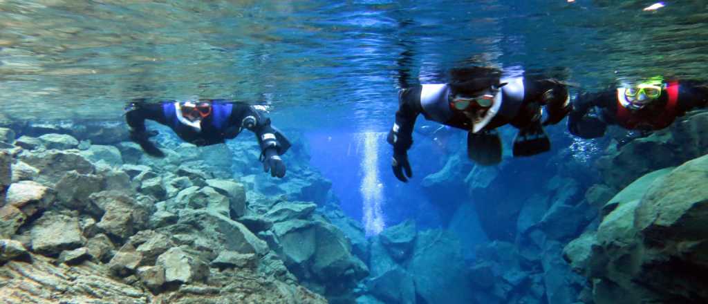 La maravillosa sensación de bucear entre dos continentes