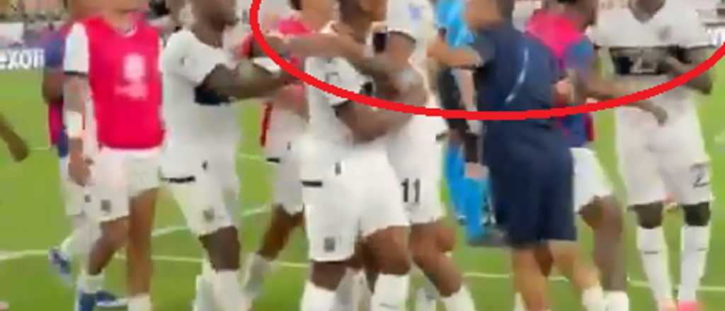Esc&aacute;ndalo total: dos jugadores de Ecuador se pelearon en los festejos