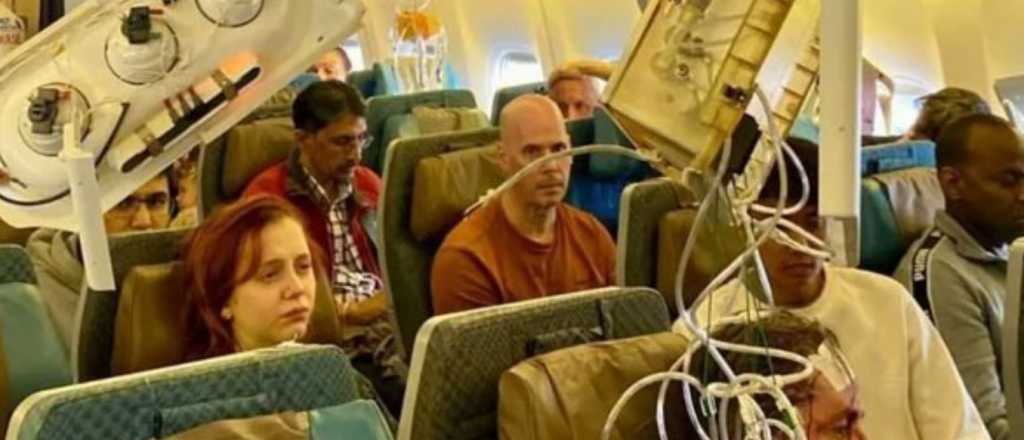 Desesperaci&oacute;n en vuelo: 30 heridos y un pasajero en el techo tras una turbulencia