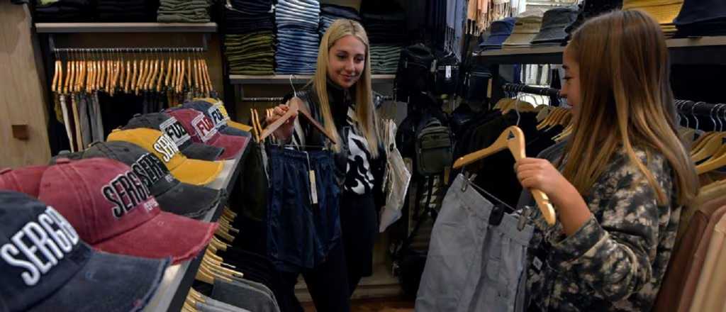 Vestirse en Argentina es casi 120% más caro que en otros países de la región