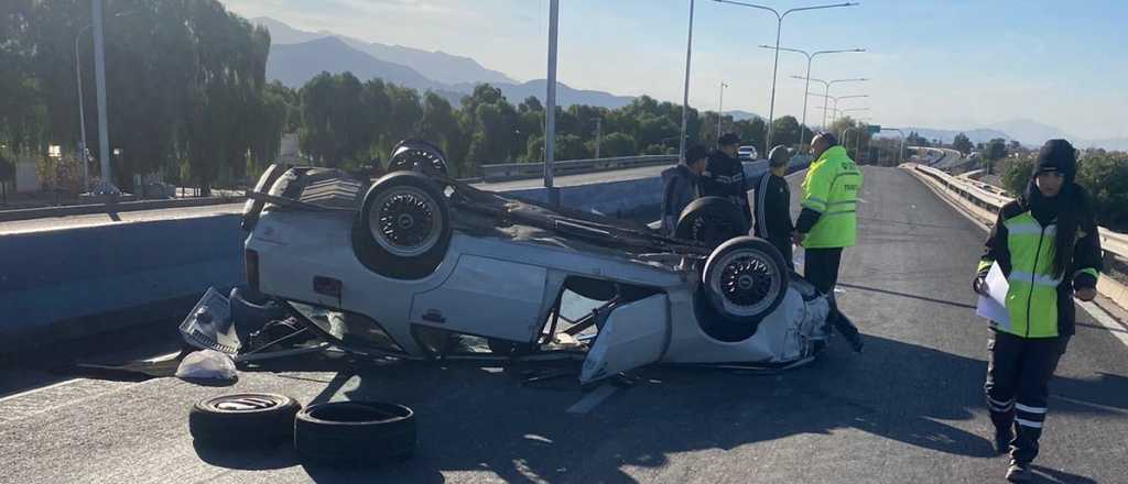 Le explot&oacute; una rueda y volc&oacute; con su auto en el Corredor del Oeste