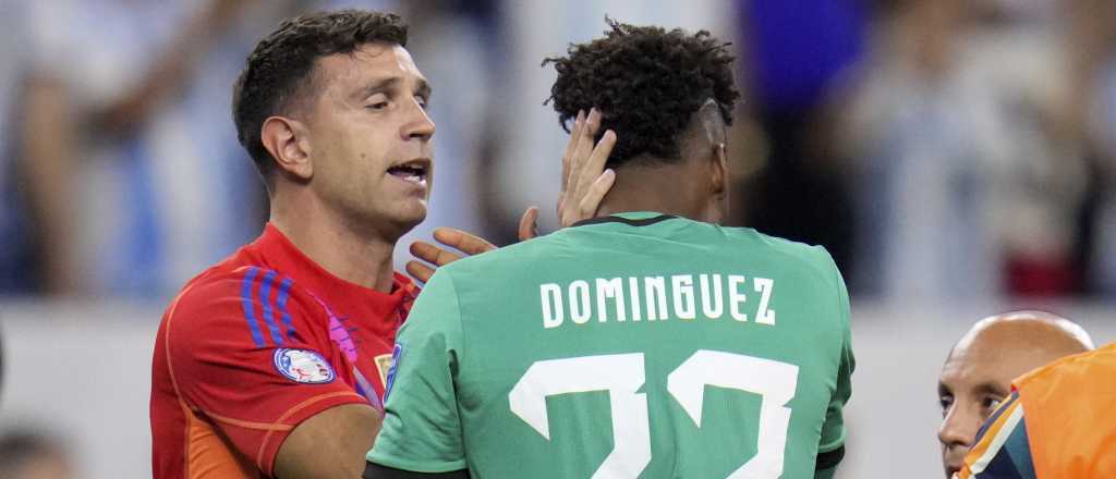 Video: el enorme gesto del Dibu Mart&iacute;nez con el arquero ecuatoriano