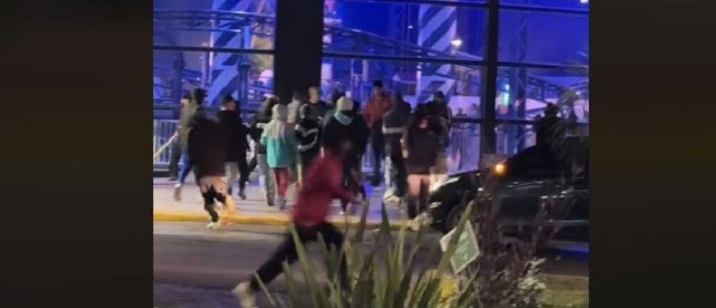 Ri&ntilde;as y robos entre adolescentes durante una "pilchera" en el Shopping