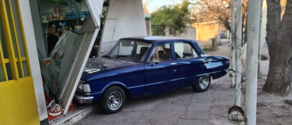 Un Falcon se qued&oacute; sin frenos y se estrell&oacute; contra un negocio sanrafaelino