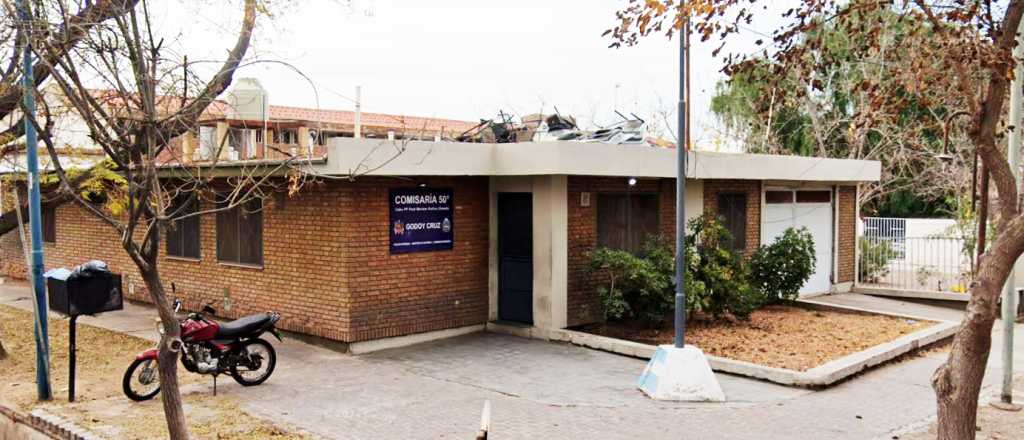 Lo apuntaron con una pistola y le robaron las zapatillas en Godoy Cruz