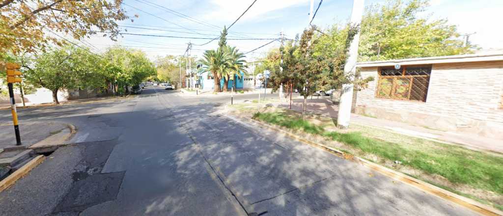 Un motociclista fren&oacute; en un sem&aacute;foro y le robaron la moto, en Godoy Cruz