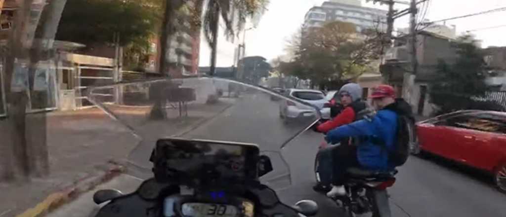Sali&oacute; a probar una GoPro en su moto y film&oacute; c&oacute;mo intentaron asaltarlo