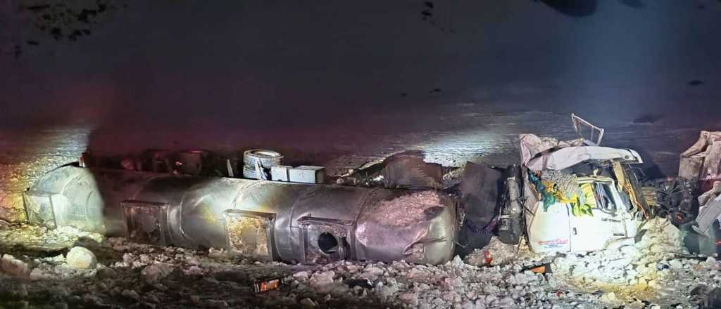 Un cami&oacute;n cay&oacute; al vac&iacute;o en Los Caracoles de Chile