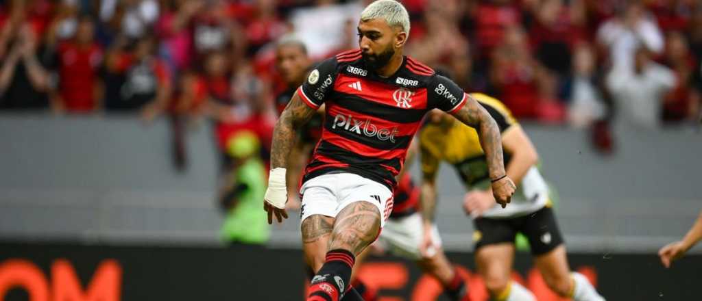 Video: el ins&oacute;lito penal que le dieron al Flamengo, con dos pelotas en cancha