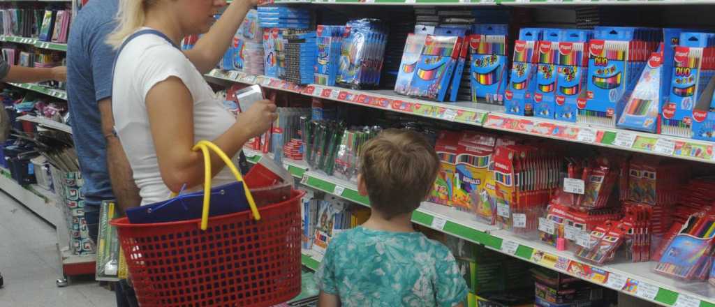 Libreros advierten que comprar útiles en Chile ya no conviene