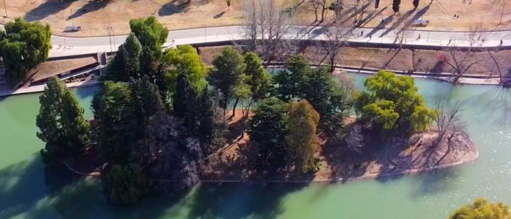 Video: una joven se tiró al lago del Parque para festejar que se había recibido