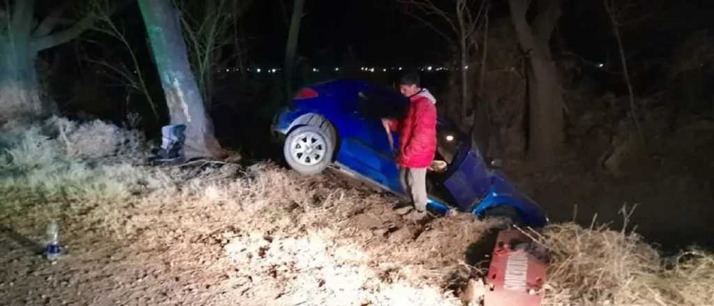 Un auto con cinco personas cay&oacute; a un canal de riego en San Carlos