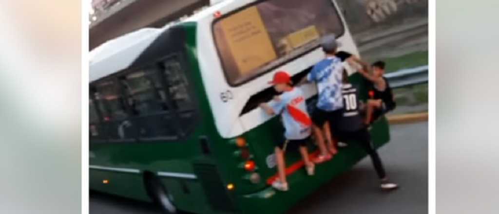 Est&aacute; estable el ni&ntilde;o de 12 a&ntilde;os que se colgaba de micros, se cay&oacute; y se quebr&oacute;