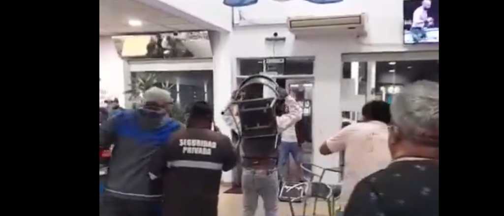 Video: violenta pelea entre j&oacute;venes en una estaci&oacute;n de servicio del Este