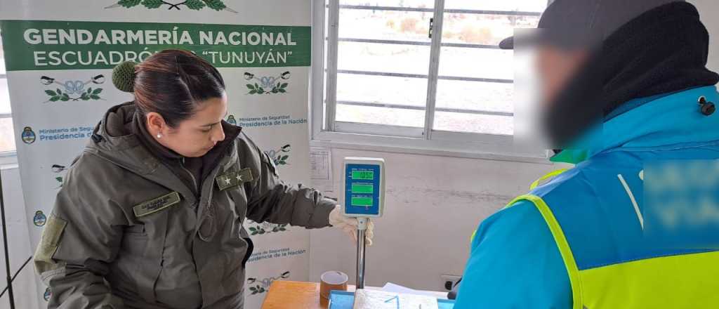 Detuvieron a un pasajero que viajaba con 2 kilos de coca&iacute;na en Tunuy&aacute;n